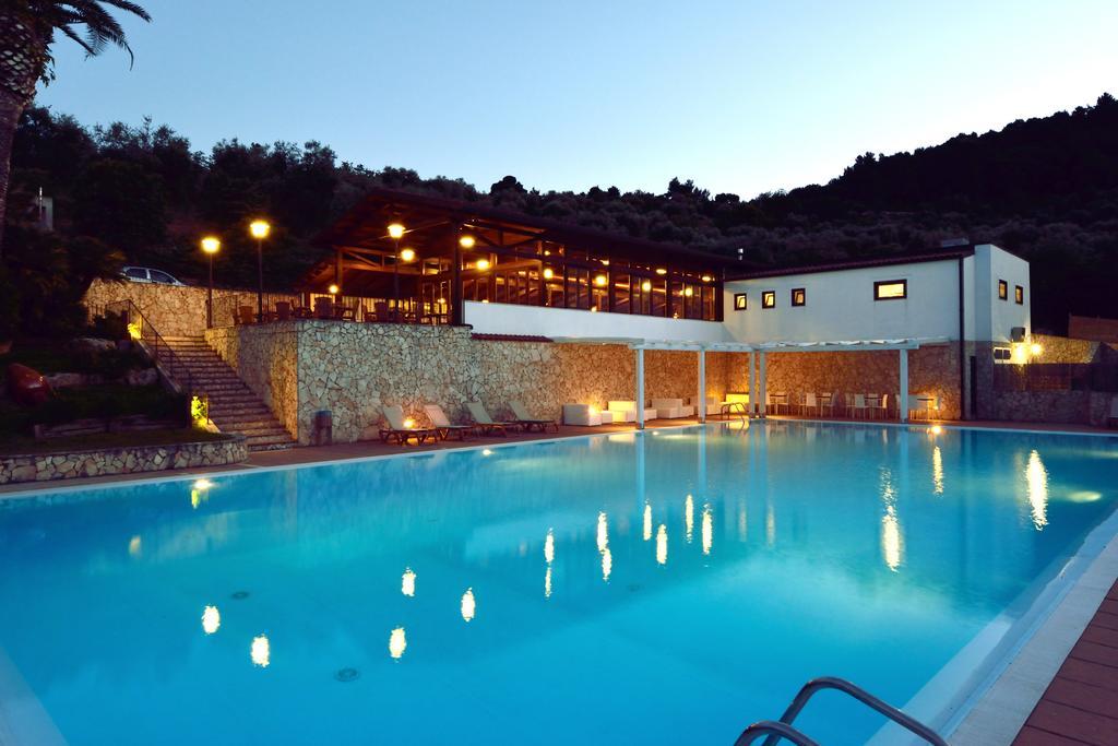 Agriturismo Torre Dei Preti Пешичи Екстериор снимка
